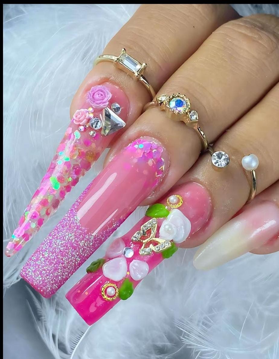 Uñas largas rosas con flores 3D, perlas y destellos